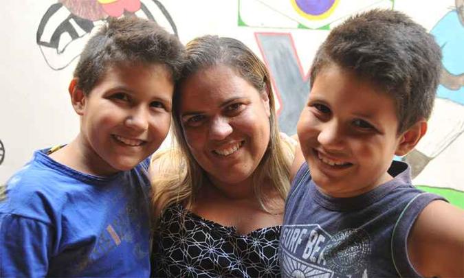 Silmara Silva com Jeferson e Matheus, que comemoram aniversário hoje: 'A saúde é o maior presente'(foto: Jair Amaral/EM/DA Press) Silmara Silva com Jeferson e Matheus, que comemoram aniversário hoje: 'A saúde é o maior presente'(foto: Jair Amaral/EM/DA Press)
