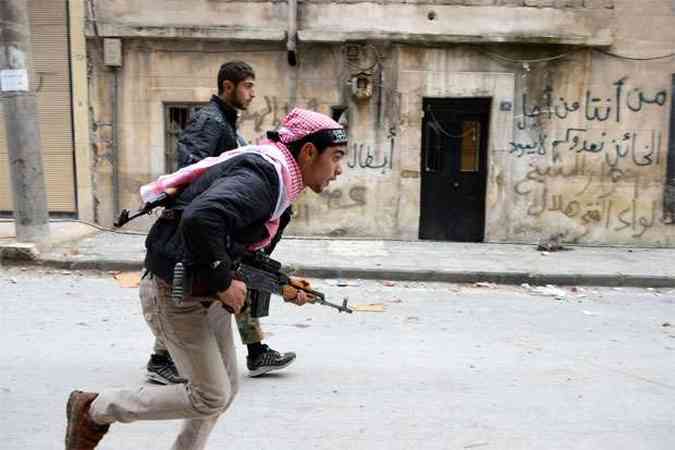 Rebeldes srios correm para tomar posies no distrito Bustan al-Basha, em Aleppo(foto: AFP PHOTO/PHILIPPE DESMAZES )