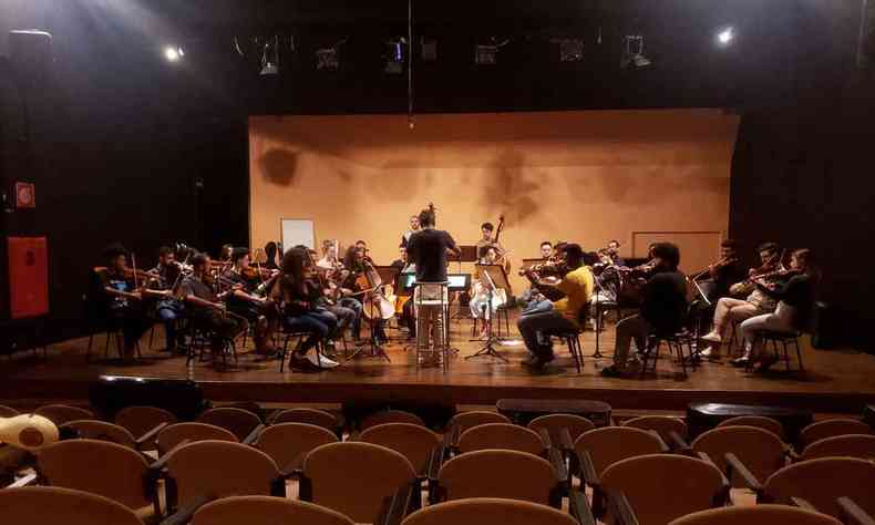 Orquestra Inhotim ensaia no palco da Sala Sergio Magnani, em BH 