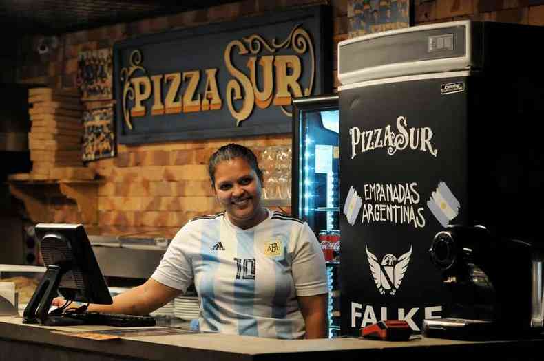 Funcionria de uma pizzaria, Hellen de Freitas diz que vai torcer pelos hermanos nesta noite(foto: Tlio Santos/EM/D.A Press)