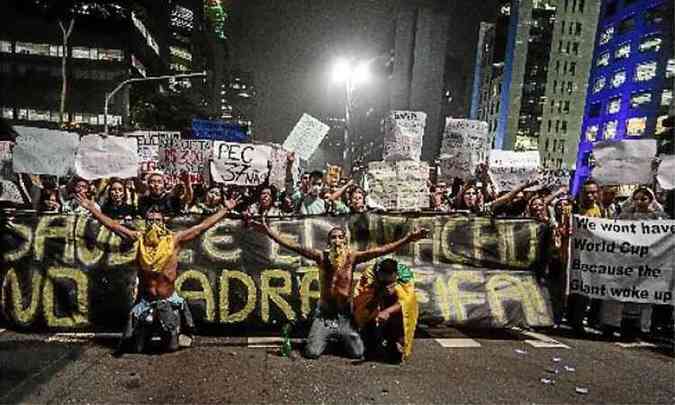 Passeata contrria ao Palcio do Planalto, em So Paulo: insatisfao(foto: Miguel Schincariol/AFP)