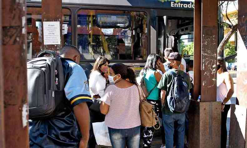 Reportagem do Estado de Minas j havia flagrado aglomerao de passageiros antes da reabertura do comrcio(foto: Edsio Ferreira/EM/D.A Press)