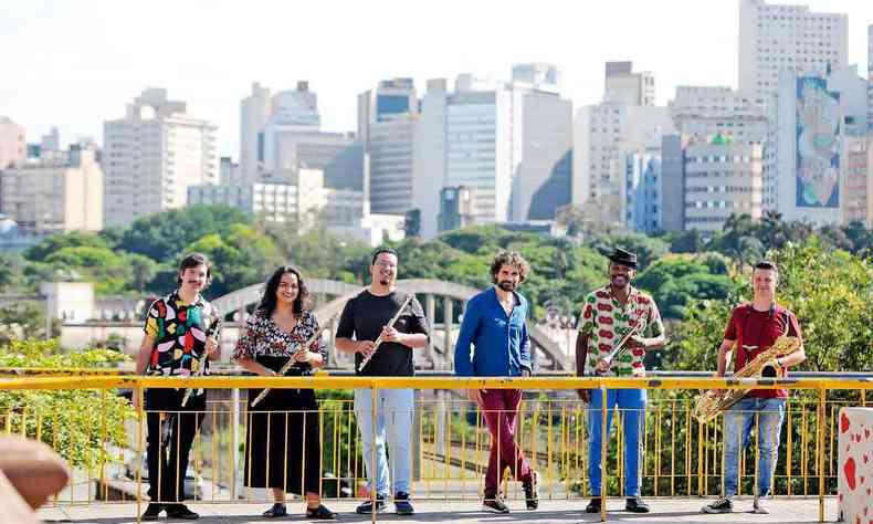 Com o Centro de BH ao fundo, foto mostra os msicos Alexandre Andrs, Marcela Nunes, Alef Caetano, Thiago Amud, Juventino Dias e Tiago Ramos 