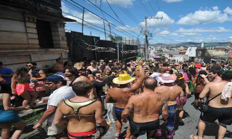 Folies saem pelas ruas do bairro Floresta e do Colgio Batista, no carnaval 2022