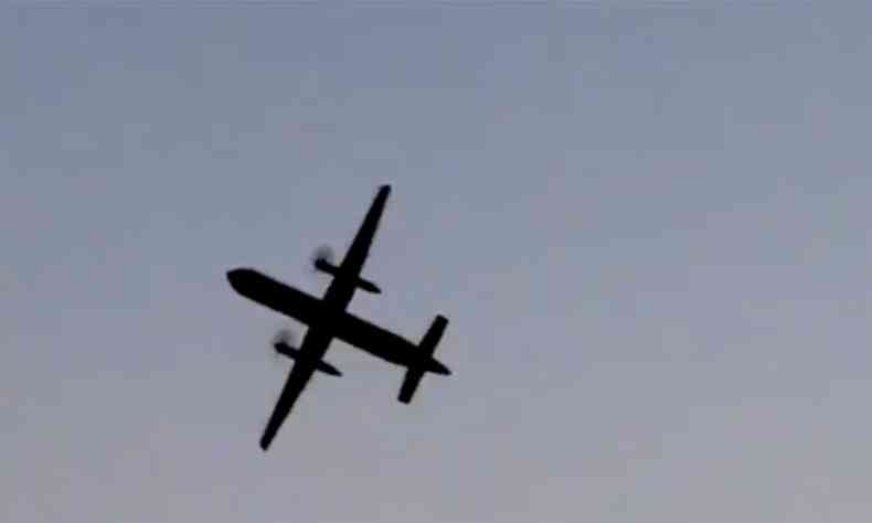 Pessoas que estavam na regio fizeram vdeos da aeronave realizando manobras (foto: Reproduo da internet/Twitter)