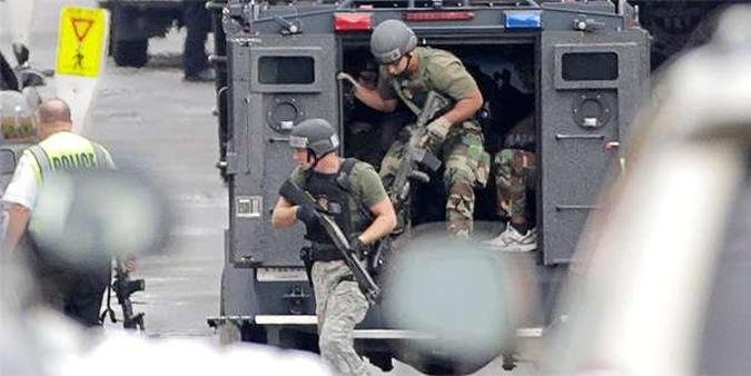 Equipes de emerg�ncia chegam � cena do tiroteio em busca dos suspeitos(foto: REUTERS/Jason Reed )