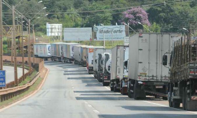 Protesto dos caminhoneiros já dura oito dias (foto: Beto Novaes/EM/D.A.Press) Protesto dos caminhoneiros já dura oito dias (foto: Beto Novaes/EM/D.A.Press)