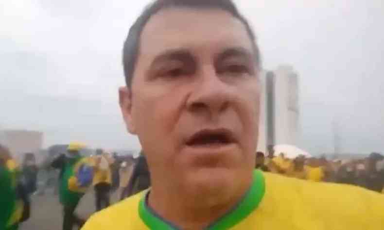 Bolsonarista com a camisa da seleo brasileira enquanto filma um vdeo em formato de selfie