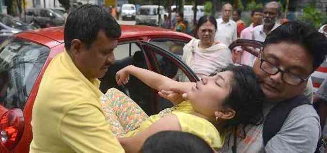 Vtima de tremor so socorridas nas ruas da capital do Nepal(foto: AFP Photo/Diptendu Dutta )