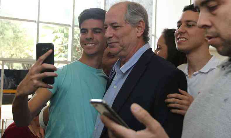 Ciro Gomes foi aplaudido e tirou fotos com vrios estudantes na UFMG(foto: Jair Amaral/EM/D.A Press)