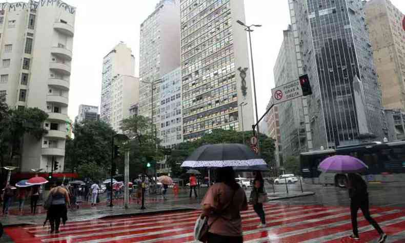 Chuva que caiu nesse domingo (14/2) em Belo Horizonte deve mostrar as caras novamente nesta tera (16/2)(foto: Jair Amaral/EM/D.A Press)