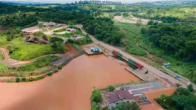 área em recuperação ambiental entre o Ribeirão Ferro-Carvão e o Rio Paraopeba em Brumadinho Prancha estaca