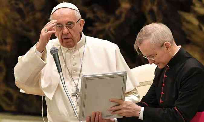 O Papa Francisco abenoa os fiis durante uma audincia geral na Sala Paulo VI no Vaticano nessa quinta-feira (foto: AFP / ANDREAS SOLARO )