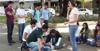 Estudantes de medicina receberam orientaes e treinamento para socorrer pessoas feridas(foto: Edsio Ferreira/EM/DA Press)