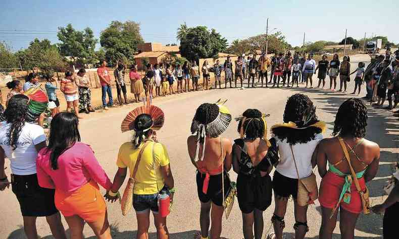 Homens e mulheres de origem indgena de So Joo das Misses fecham rodovia em protesto contra o marco temporal, que divide Poderes da Repblica na distante Braslia