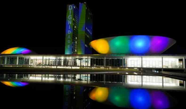 O Congresso Nacional ficou iluminado com as cores do arco-ris de 19h s 21 do Dia do Orgulho LGBTQIA (foto: Paulo Valadares/Cmara dos Deputados/Agncia Cmara)