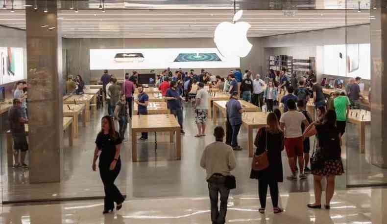 Em um shopping na Zona Sul de So Paulo, movimento de pessoas  procura do iPhone 8 foi morno(foto: Marcello Zambrana/AGIF/Estado Contedo)