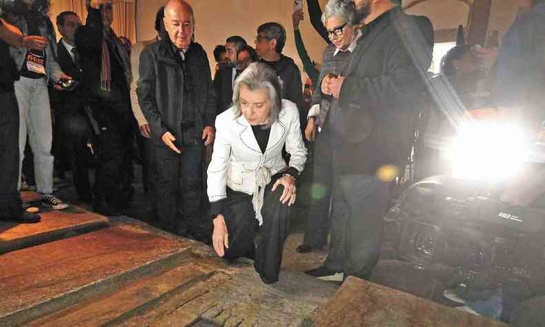 A ministra Crmen Lcia, do STF, depositou caixa com terra na lpide de Jacinta Hiplita