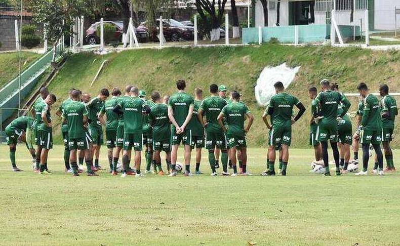 Jogadores do Amrica escutam instrues durante treino