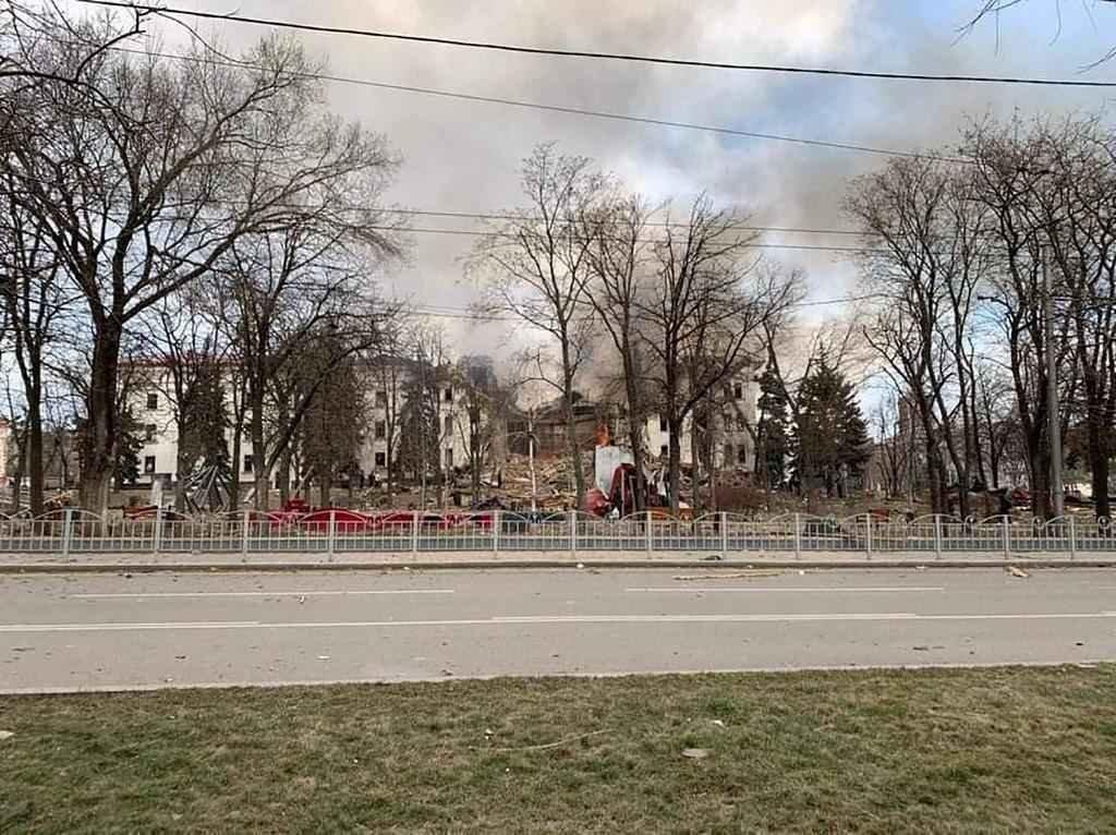 Autoridades temem chegar a 300 mortos em bombardeio de teatro em Mariupol - Internacional - Estado de Minas