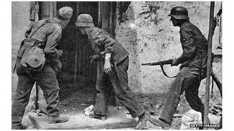 Tropas nazistas invadem uma casa na ucraniana Sebastopol, em 1942, durante a ocupação alemão, quando cerca de 5 milhões de ucranianos morreram(foto: Getty Images) Tropas nazistas invadem uma casa na ucraniana Sebastopol, em 1942