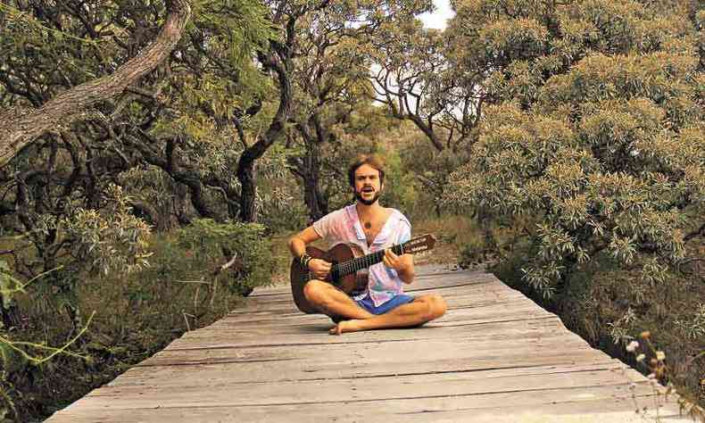 O cantor e compositor Gustavito gravou clipe com sua voz, o violo e a 'participao especial' das plantas(foto: Marina Lazuli/Divulgao)