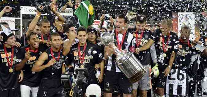 Jogadores do Galo festejam a conquista da Copa Libertadores da Amrica. Ao centro o zagueiro Rver segura a taa recm conquistada(foto: REUTERS/Pedro Vilela )