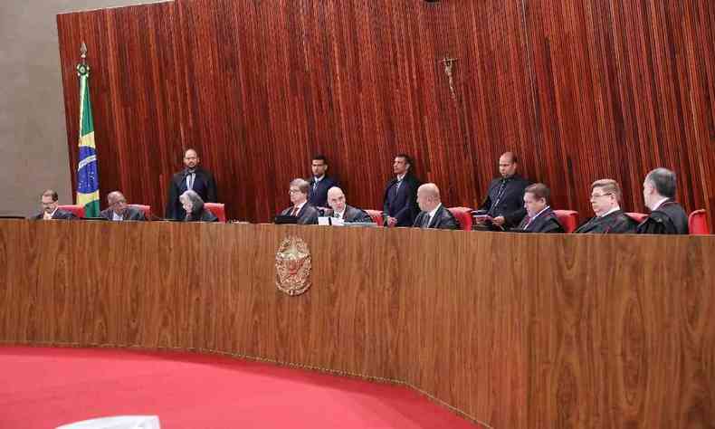 Ministros do TSE reunidos para julgamento de Bolsonaro