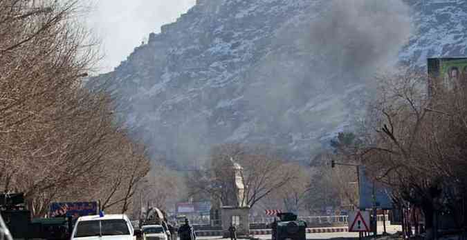Fumaa que saa do edifcio era vista  distncia(foto: MASSOUD HOSSAINI / AFP)
