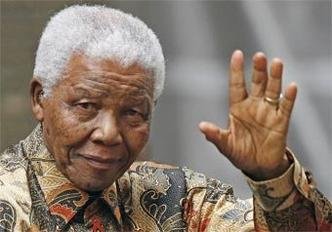 Mandela em agosto de 2007 durante visita � Inglaterra(foto: LEON NEAL/AFP)