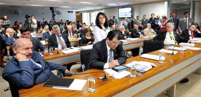 Em uma sesso que durou mais de duas, parlamentares da CCJ debateram o texto, que agora ser analisado pelo plenrio do Senado(foto: Geraldo Magela/Agncia Senado)