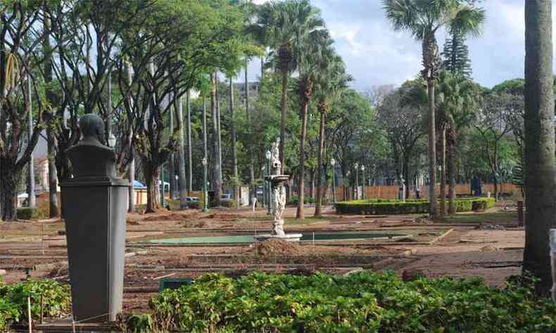 A revitalização da praça prevê a incorporação de pelo menos 20 novas árvores, entre palmeiras, ipês, ciprestes, tipuanas e magnólias(foto: Leandro Couri/EM/DA Press)