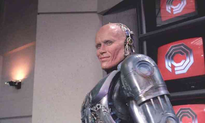 Personagem Robocop, de armadura, no filme O policial do futuro