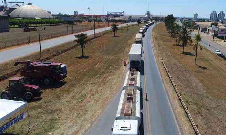 Caminhoneiros bloquearam trecho da BR-163, prximo a Lucas do Rio Verde, no Mato Grosso, em protesto a visita de Temer(foto: Andr Almeida/Arquivo Pessoal)