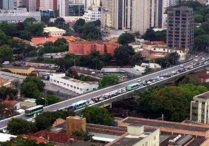 Trnsito congestionado no viaduto na Avenida Francisco Sales, prximo ao supermercado Extra(foto: Joo Henrique do Vale/EM/D.A.Press)