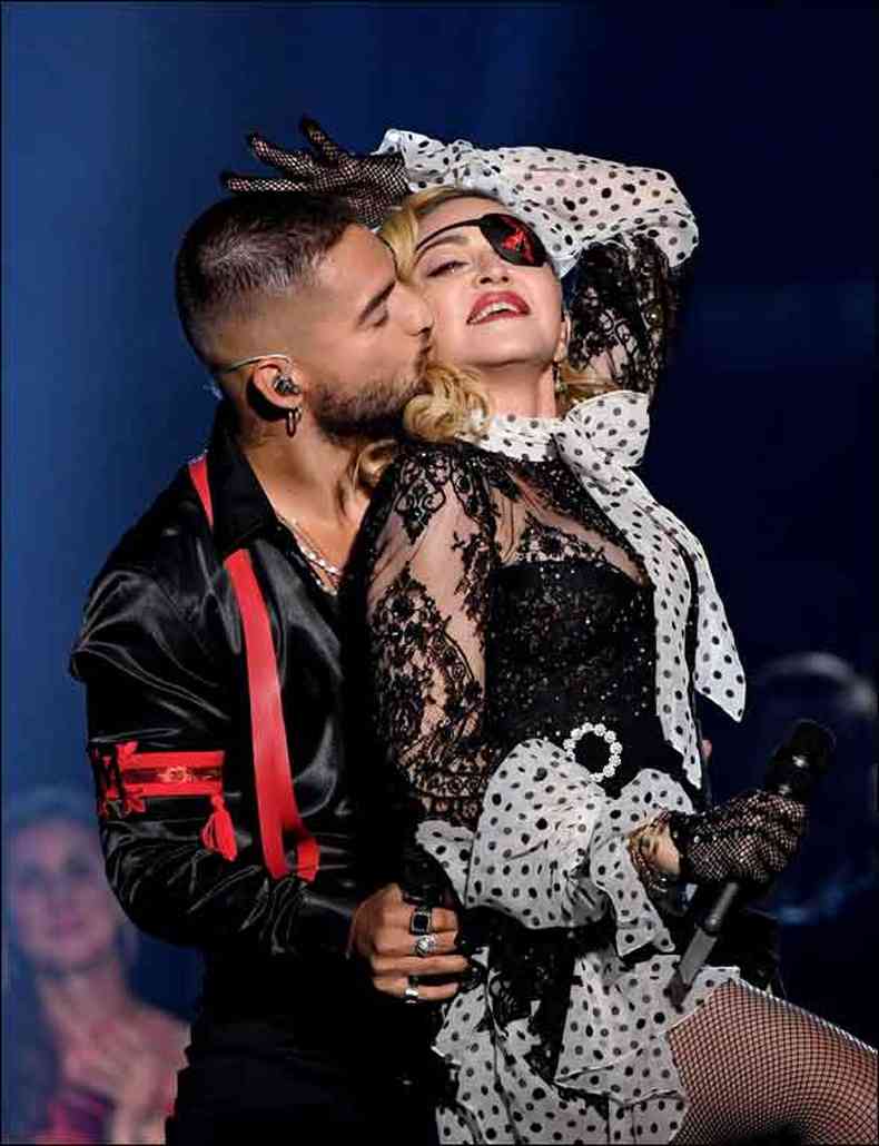 Madonna e o colombiano Maluma durante show em Las Vegas, em maio