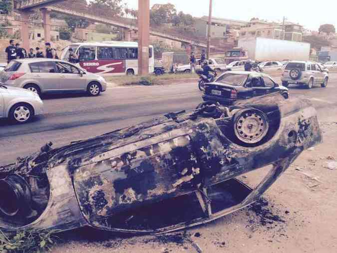 Um carro ficou completamente destrudo depois que manifestantes atearam fogo no veculo(foto: Rodrigo Clemente/EM/D.A.Press)