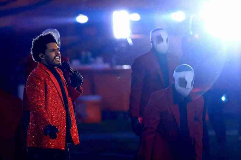 O msico The Weeknd se apresenta no intervalo do Superbowl, em 2021