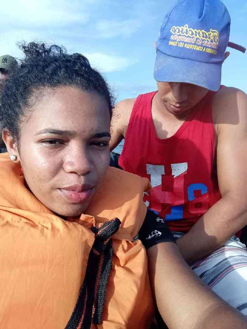 Karine e Carlos (ao fundo) em foto tirada na embarcao, horas antes do naufrgio: famlia de casal pede apoio nas buscas aps acidente