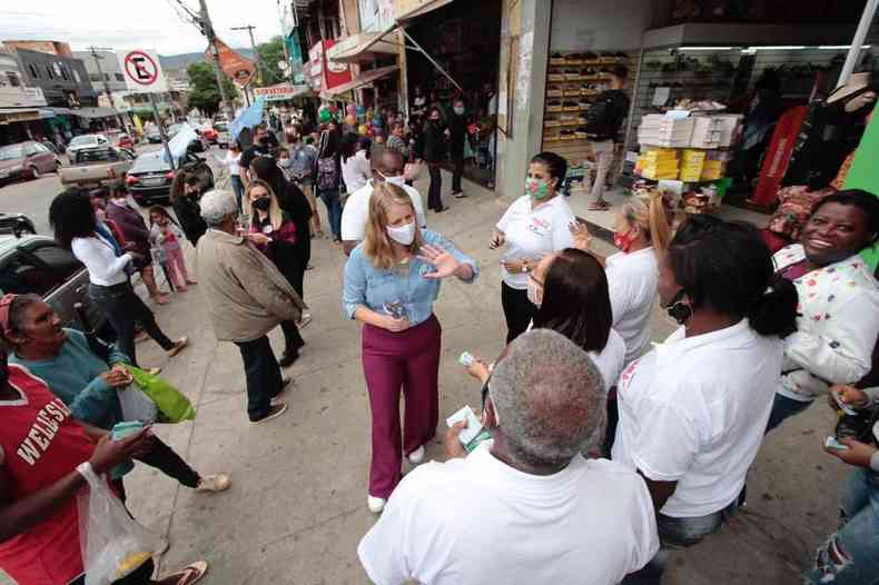 Luisa Barreto conversou com comerciantes e moradores(foto: Cludio Cunha/Divulgao)