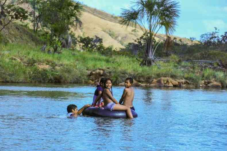 jovens nadam em boia em lagoa de Uiramut