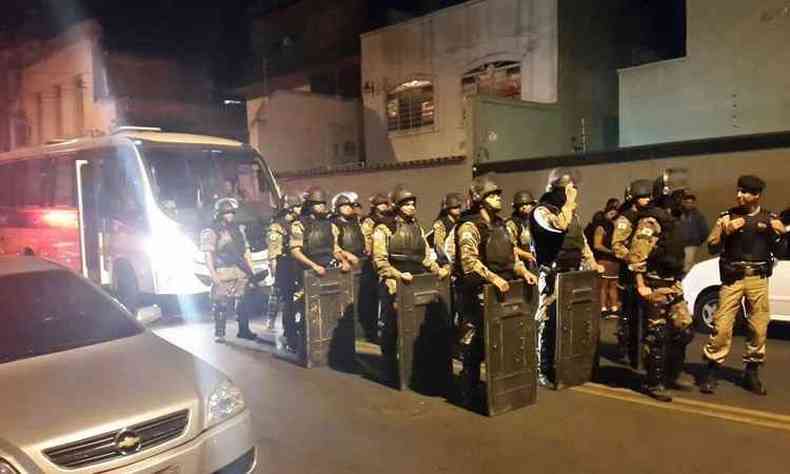 Militares do Batalho de Choque fecharam rua em frente Ceflan para garantir seguranas dos taxistas detidos(foto: Marcos Vieira/EM/D.A.Press)