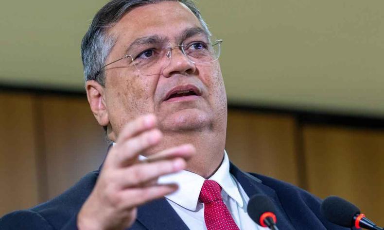 Dino afirmou que o Governo Federal vai disponibilizar aos estados e municpios R$ 150 milhes do Fundo Nacional de Segurana Pblica para custear essa ampliao das foras de segurana