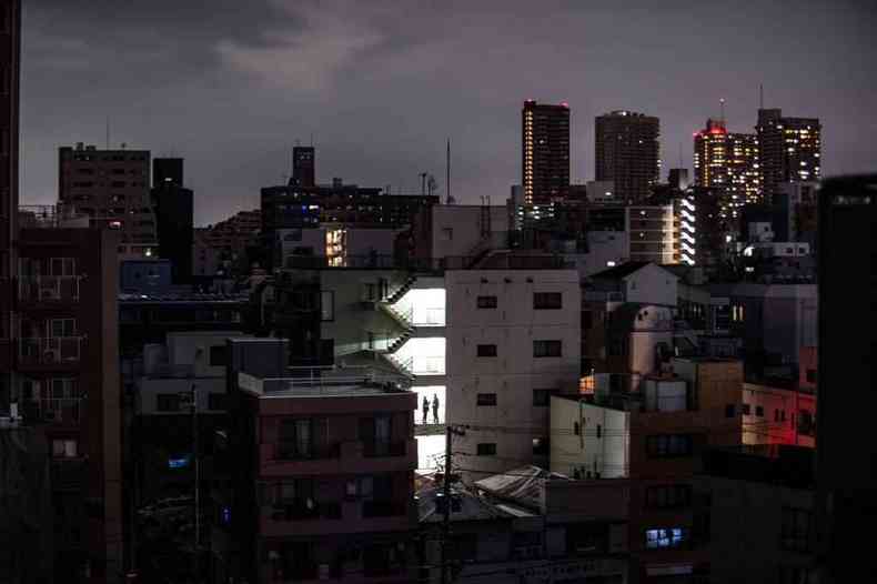 Koto, em Tquio, s escuras, aps o terremoto