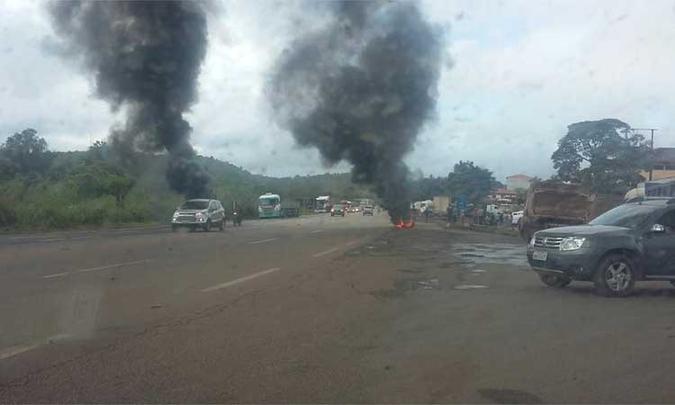BR040, km 617, Congonhas, manifestação impede passagem de veículos de carga(foto: PRF/Divulgação) BR040, km 617, Congonhas, manifestação impede passagem de veículos de carga(foto: PRF/Divulgação)
