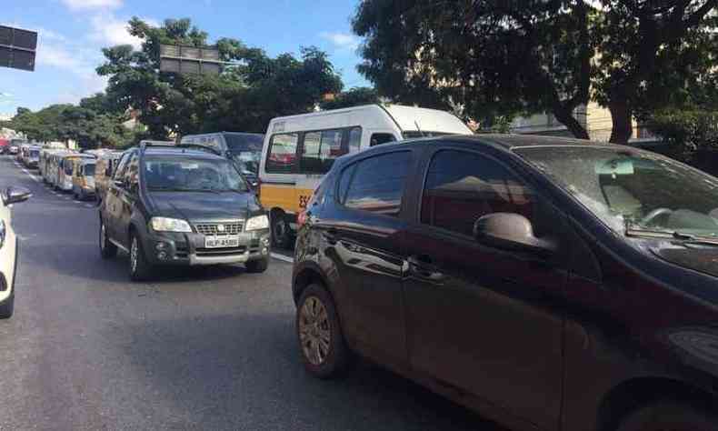 Fila de carros do transporte escolar transformou o trnsito na avenida em um caos (foto: Guilherme Paranaba/ EM/ D.A Press)