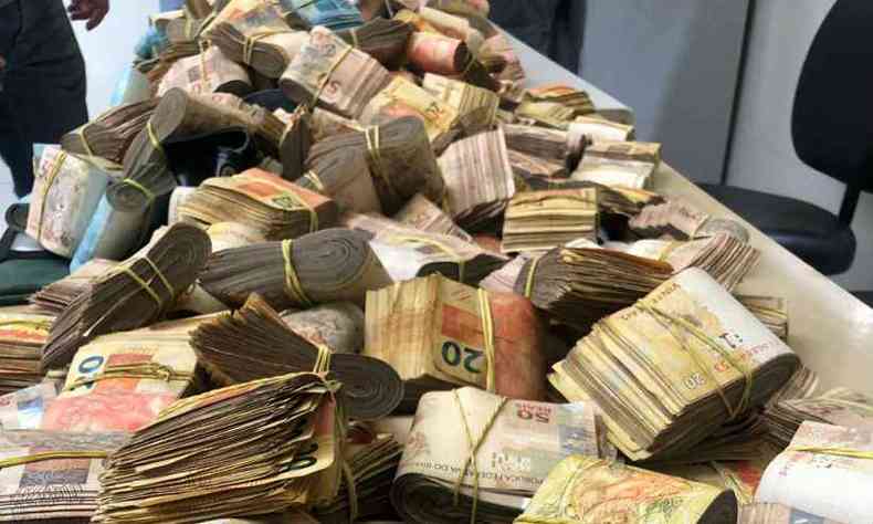 Durante as investigaes, Polcia Civil apreendeu mais de R$ 1 milho com os criminosos(foto: Polcia Civil/Divulgao)