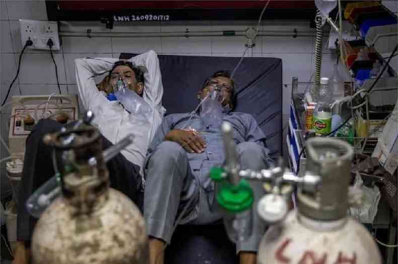 Os hospitais esto lotados de pacientes, s vezes com dois por leito(foto: Reuters)