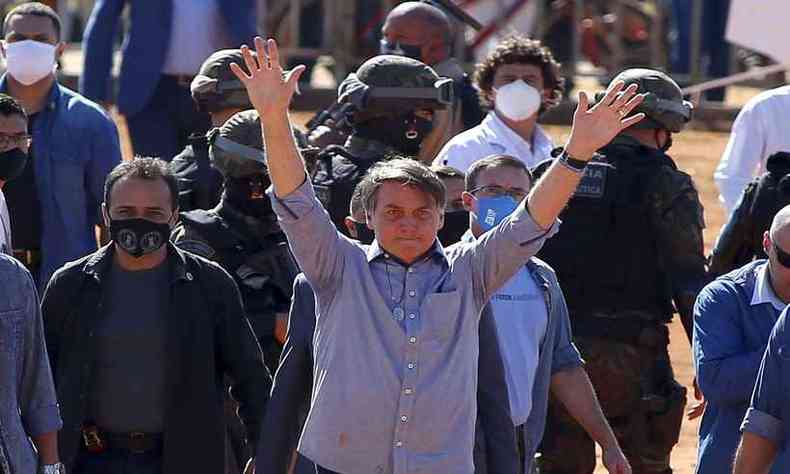 Bolsonaro durante chegada em guas Lindas de Gois(foto: Sergio LIMA / AFP)