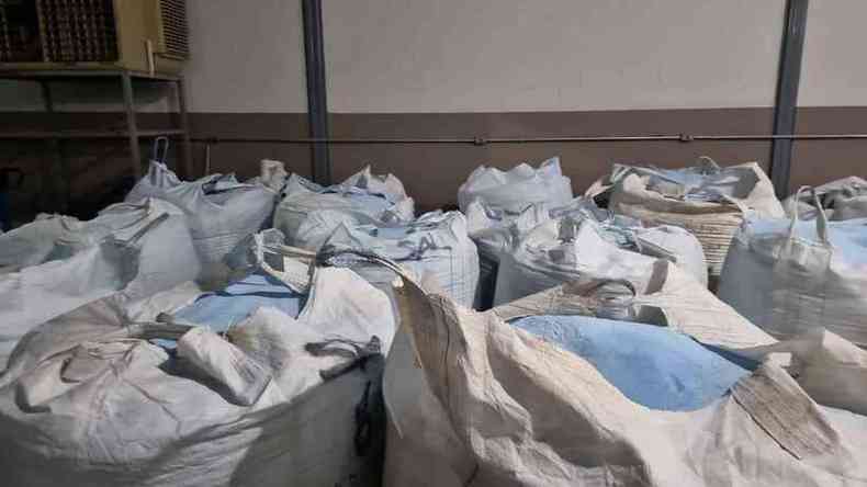 Cerca de nove toneladas de sabo em p falsificado foram apreendidas em Nova Serrana